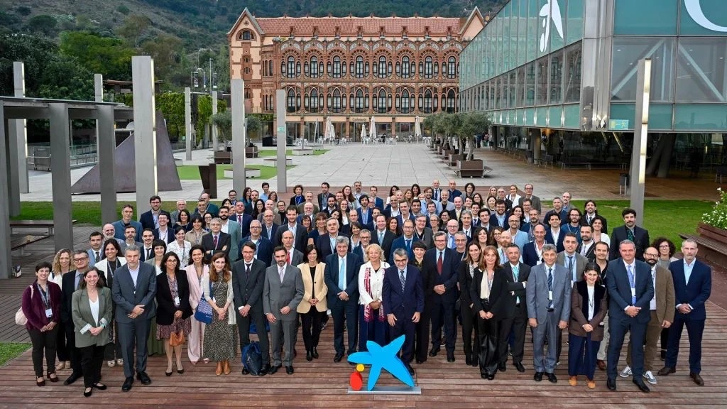 Foto de familia de los beneficiarios de las ayudas 2026 de la Fundación "la Caixa"